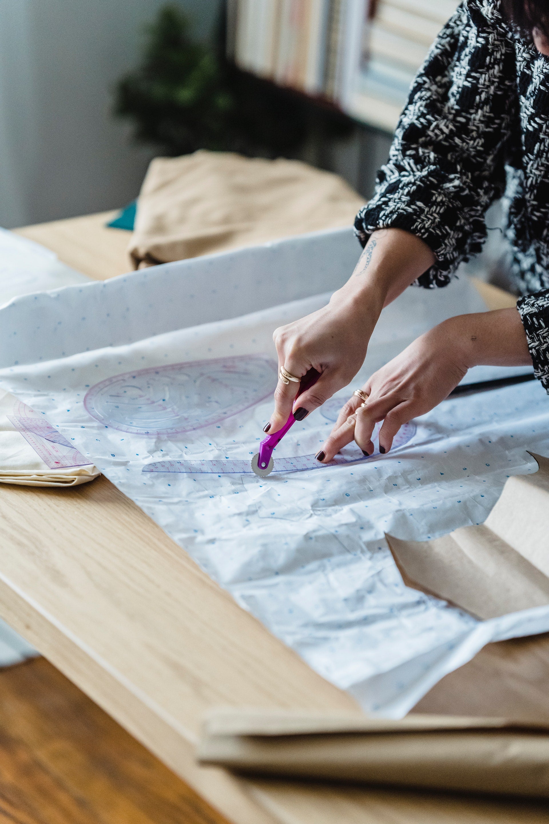 Discover the art of dressing your postpartum body with our expert advice.